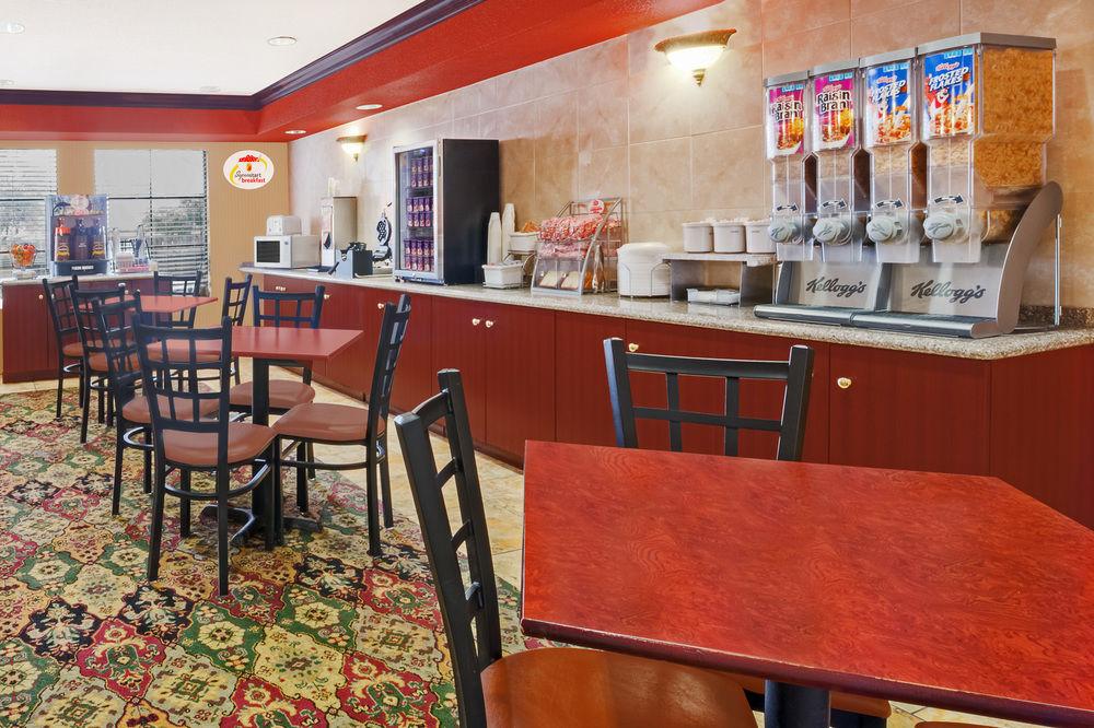 Super 8 By Wyndham Farmers Branch/north Dallas Motel