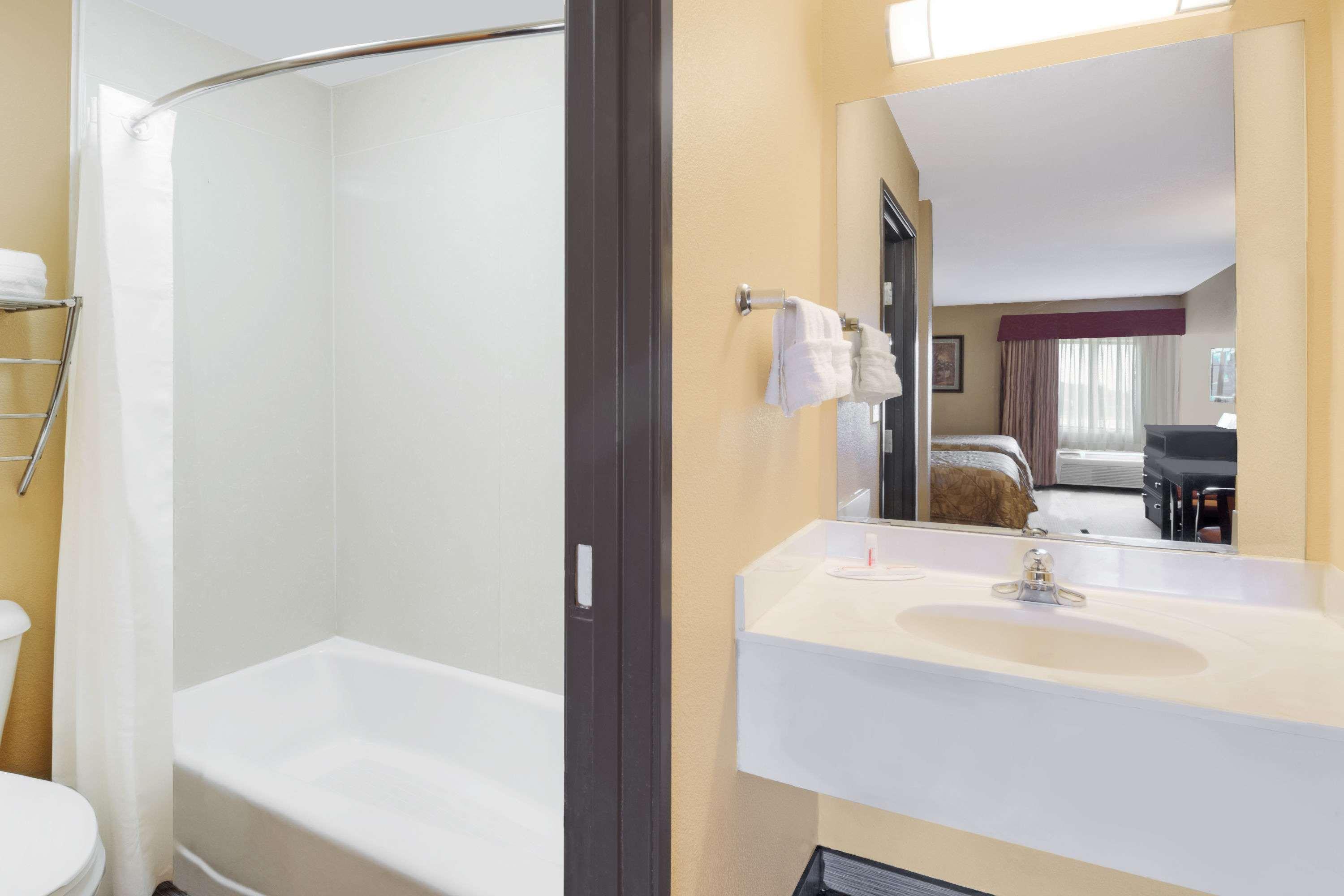 Super 8 By Wyndham Farmers Branch/north Dallas Farmers Branch