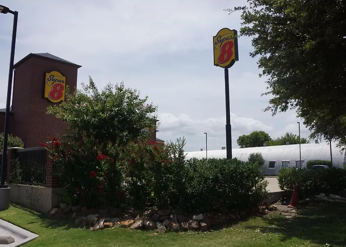 Super 8 by Wyndham Farmers Branch/North Dallas