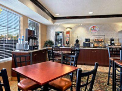 Super 8 By Wyndham Farmers Branch/north Dallas